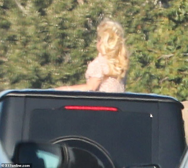 109940035-15968691-With_her_blonde_hair_whipping_in_the_wind_the_singer_put_on_quit-a-6_178370737237.jpeg