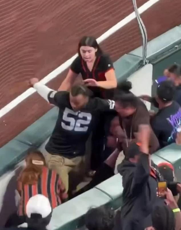 Momento nojento em que um homem é visto socando e pisoteando uma mulher enquanto o jogo de beisebol do San Francisco Giants se transforma em briga Momento nojento em que um homem é visto socando e pisoteando uma mulher enquanto o jogo de beisebol do San Francisco Giants se transforma em briga