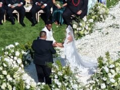 A noiva de JuJu Smith-Schuster, Laura Kruk, está deslumbrante em seu próprio vestido de noiva, uma semana depois de se vestir mal para a cerimônia de Taylor Swift