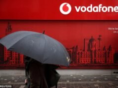 O magnata francês das telecomunicações tornou-se o maior acionista da Vodafone depois de adquirir uma participação no valor de £ 4,4 mil milhões