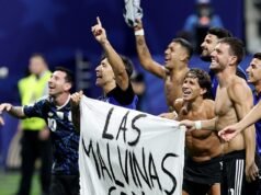 Jogadores argentinos erguem uma faixa declarando as Ilhas Malvinas após eliminar a Inglaterra da Copa do Mundo