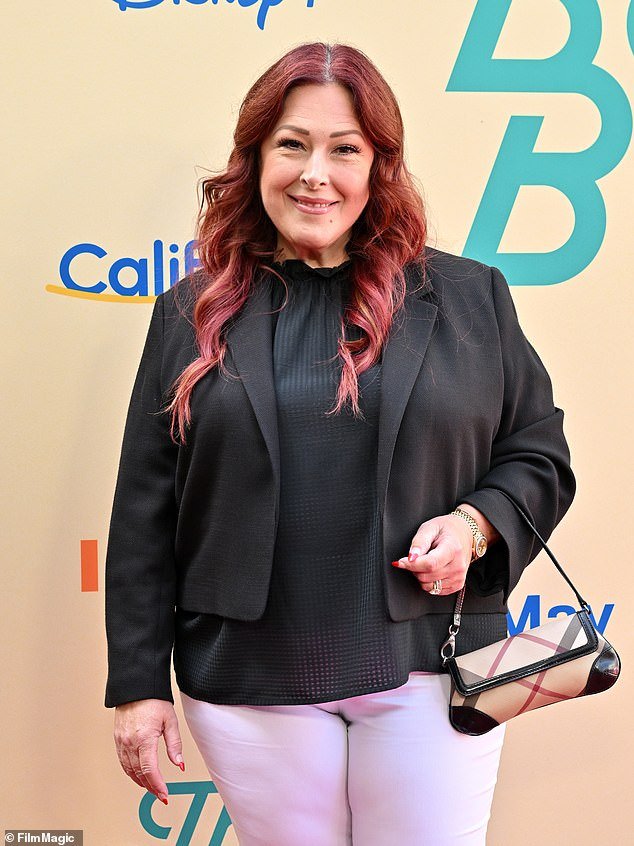 110077211-15984341-Carnie_Wilson_changed_up_her_signature_vibrant_hair_after_many_y-a-78_17842711603.jpeg