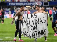 Por dentro de como a Argentina hasteou a bandeira das Malvinas em campo: lençóis de hotel foram contrabandeados por torcedores e acenados por estrelas da Premier League – e AINDA está no acampamento deles