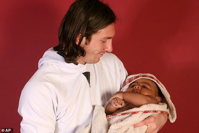 110104629-15982947-Lionel_Messi_cradles_five_month_old_Lamine_Yamal_in_2007_On_Sund-a-20_17844424983.jpeg