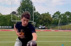 A dinastia Manning sofreu um grande golpe quando o filho QB de Peyton, de 15 anos, foi informado de que NÃO SERÁ titular no time do ensino médio