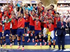 Donald Trump ignora o pedido do presidente da FIFA para deixar o palco enquanto participa da cerimônia de entrega do troféu da final da Copa do Mundo da Espanha em um momento estranho