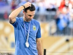 O emocionado técnico da Argentina, Lionel Scaloni, saiu furioso da coletiva de imprensa aos prantos depois de admitir que a derrota na final da Copa do Mundo ‘doeu na alma’
