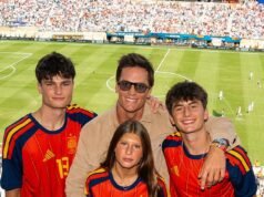 Tom Brady posa para foto fofa com filho e filha Vivian, que assa ex Gisele Bündchen