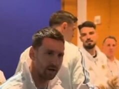 Imagens inéditas da estranha conversa de Lionel Messi na final da Copa do Mundo se tornaram virais quando ele disse às estrelas argentinas para ‘relaxarem e esquecerem tudo’ antes do jogo começar