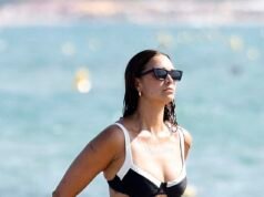 A esposa modelo de Robin Thicke, 31, exibe um corpo incrível de biquíni durante as férias em St Tropez, após dar à luz três filhos