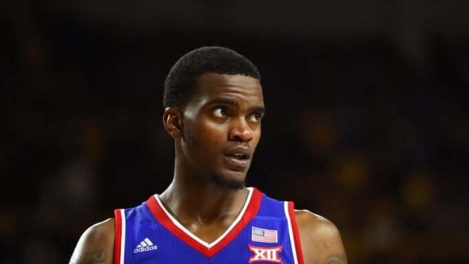 O ex-jogador do Jayhawks enfrenta uma acusação de tentativa de homicídio.