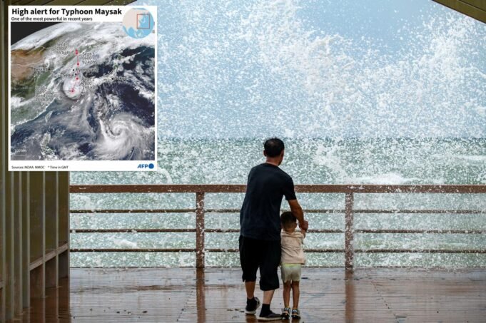 Voos e balsas foram suspensos quando a tempestade tropical Maysak atingiu a província de Hainan, no sul da China