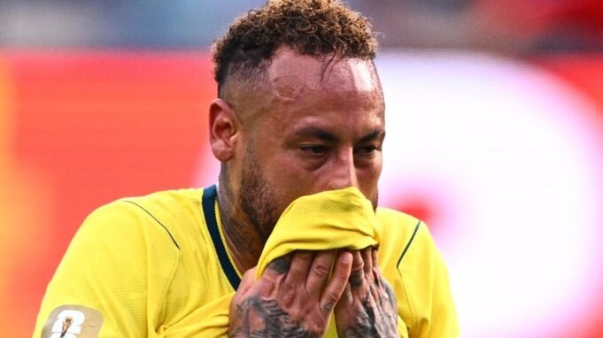 Neymar anunciou sua aposentadoria imediatamente após perder para a Noruega na Copa do Mundo da FIFA Neymar anunciou sua aposentadoria imediatamente após perder para a Noruega na Copa do Mundo da FIFA