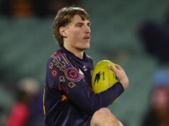 O zagueiro do Adelaide Crows, Josh Worrell, comparece ao tribunal após acidente de carro