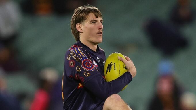 O zagueiro do Adelaide Crows, Josh Worrell, comparece ao tribunal após acidente de carro