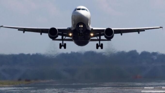 Uma janela quebrada no avião: o que acontece, por que arriscar e se salvar?
