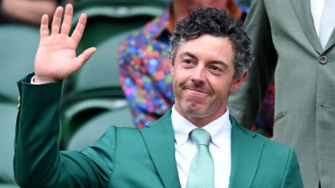 Rory McIlroy repetiu a jaqueta verde da vitória do Masters em Wimbledon na quarta-feira