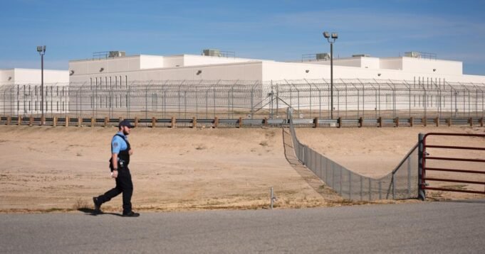 DHS comprou dois centros de detenção de imigrantes na Califórnia por US$ 1,5 bilhão DHS comprou dois centros de detenção de imigrantes na Califórnia por US$ 1,5 bilhão