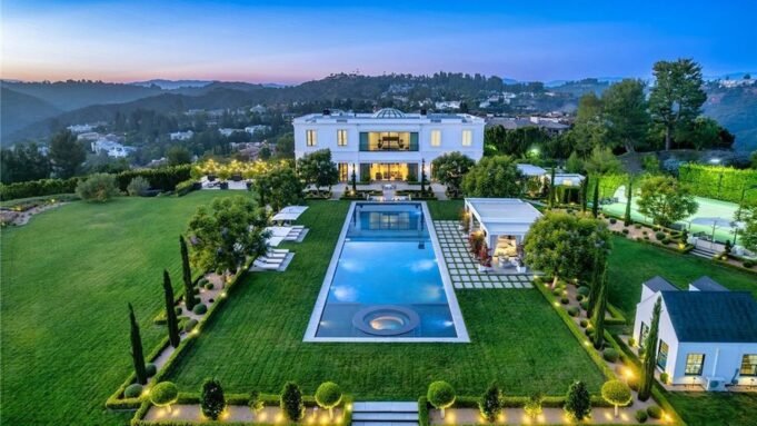 A casa multimilionária de Anthony Davis em Los Angeles…