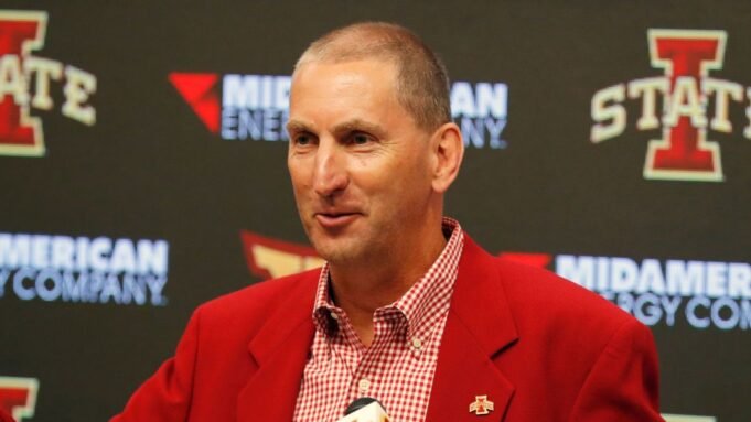 O Iowa State AD se aposentará em 2027 após 22 anos