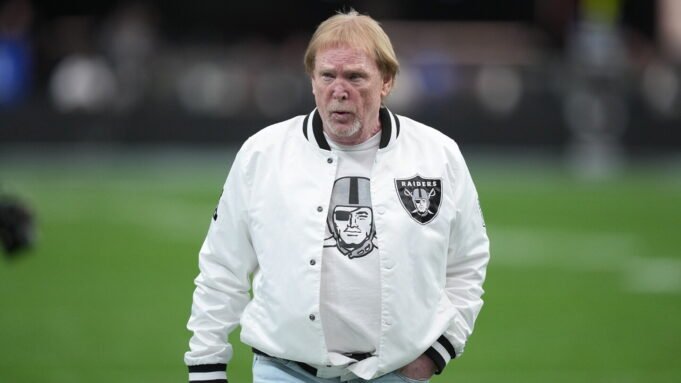 O proprietário dos Raiders, Mark Davis, se compromete a colocar grama na grama ‘por motivos de segurança’ O proprietário dos Raiders, Mark Davis, se compromete a colocar grama na grama ‘por motivos de segurança’