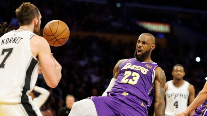 Luke Cornett, do Spurs, faz de LeBron James seu arremesso…
