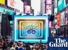Fãs de Pokémon Go se reúnem na Times Square para comemorar os 10 anos do jogo – vídeo | Pokémon Go