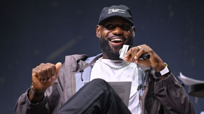 LeBron diz que não está pronto para revelar o próximo time.