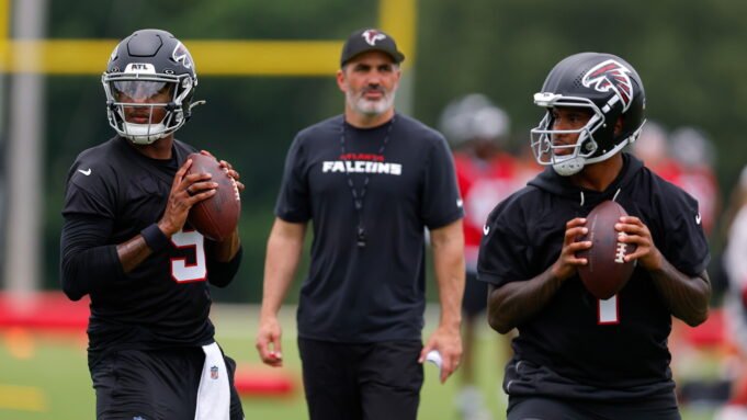 Batalha fascinante do quarterback do Atlanta Falcons antes do campo de treinamento Batalha fascinante do quarterback do Atlanta Falcons antes do campo de treinamento
