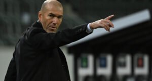 A França deve nomear a lenda do futebol Zinedine Zidane como novo técnico dos Les Bleus