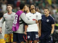O zagueiro do Leverkusen, Quansah, foi suspenso por duas partidas na Inglaterra
