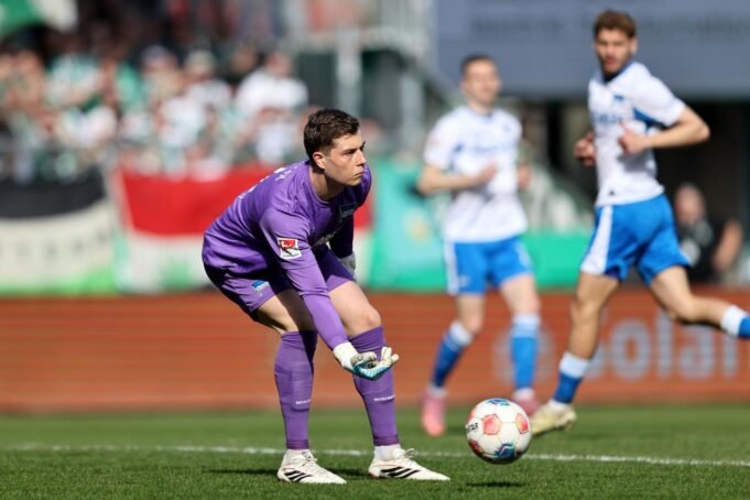 O Feyenoord lidera o Celtic e o Wolfsburg na corrida pelo goleiro do Hertha, Tjark Ernst