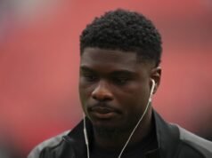 Frankfurt está preocupado com o futuro de Ebimbe enquanto o Schalke aguarda uma decisão