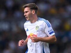O zagueiro do Leeds United, Wöber, está prestes a se transferir para o Schalke