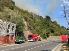 Incêndio na floresta entre Oulx e Bardonecchia: chamas perto da rodovia Taurin-Bardonecchia