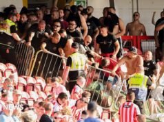 A polícia intervém em meio a distúrbios no Brandywell Stadium de Derry City.