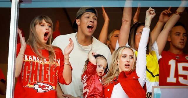 2-Every-Time-Taylor-Swift-Used-Sports-Metaphors-in-Her-Songs-Before-and-After-Meeting-Travis-Kelce.j.jpeg