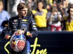 Max Verstappen iniciou a corrida de velocidade em terceiro lugar. Hamilton da pole position na frente de seu próprio público