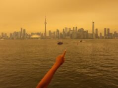 Toronto está envolta em fumaça de incêndios florestais. Enquanto as cidades dos EUA ameaçam | Notícias climáticas