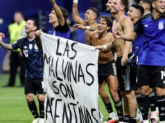 Moradores de Buenos Aires apoiam jogador de futebol argentino com bandeira da Copa do Mundo nas Malvinas