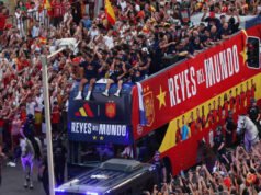 Os heróis da Espanha na Copa do Mundo comemoram com desfile da vitória em Madri.