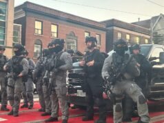 Pelo menos duas pessoas morreram e cinco ficaram feridas após um tiroteio em um festival em Toronto enquanto a polícia caçava o atirador.