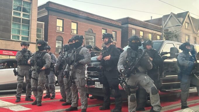Pelo menos duas pessoas morreram e cinco ficaram feridas após um tiroteio em um festival em Toronto enquanto a polícia caçava o atirador.