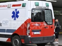 Motociclista escorregou ao tentar fugir do carro e foi hospitalizado
