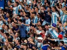 VÍDEO: Os torcedores argentinos marcam presença e cantam o hino da Inglaterra antes da semifinal.
