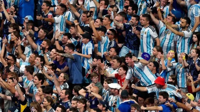 VÍDEO: Os torcedores argentinos marcam presença e cantam o hino da Inglaterra antes da semifinal. VÍDEO: Os torcedores argentinos marcam presença e cantam o hino da Inglaterra antes da semifinal.