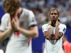 Uma recuperação tardia dominou a Inglaterra, mantendo viva a defesa da Argentina