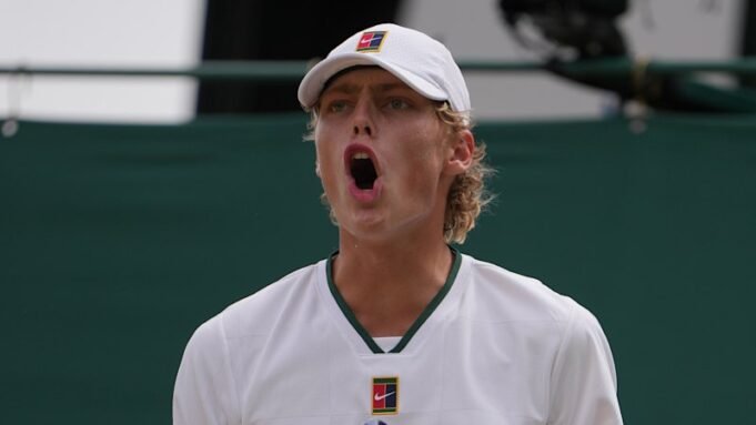 Cruz Hewitt avançou para a final juvenil masculina com uma vitória em dois sets sobre Thijs Boogaard Cruz Hewitt avançou para a final juvenil masculina com uma vitória em dois sets sobre Thijs Boogaard