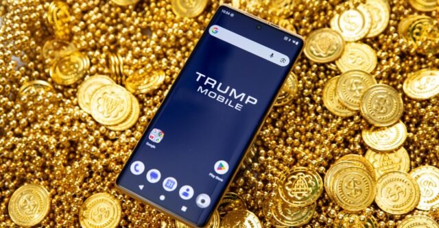 268626_Trump_phone_AKrales_0778.jpg