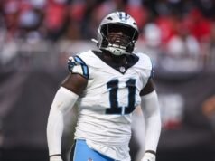 Panthers OLB Nic Scourton deixou o treino com suspeita de ruptura do LCA direito.